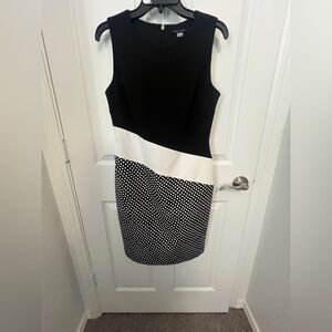 Tommy Hilfiger Size 8
Chic Black and White Polka Dot Top